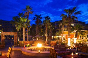 6 restaurants, breakfast, lunch, dinner served; Italian cuisine 