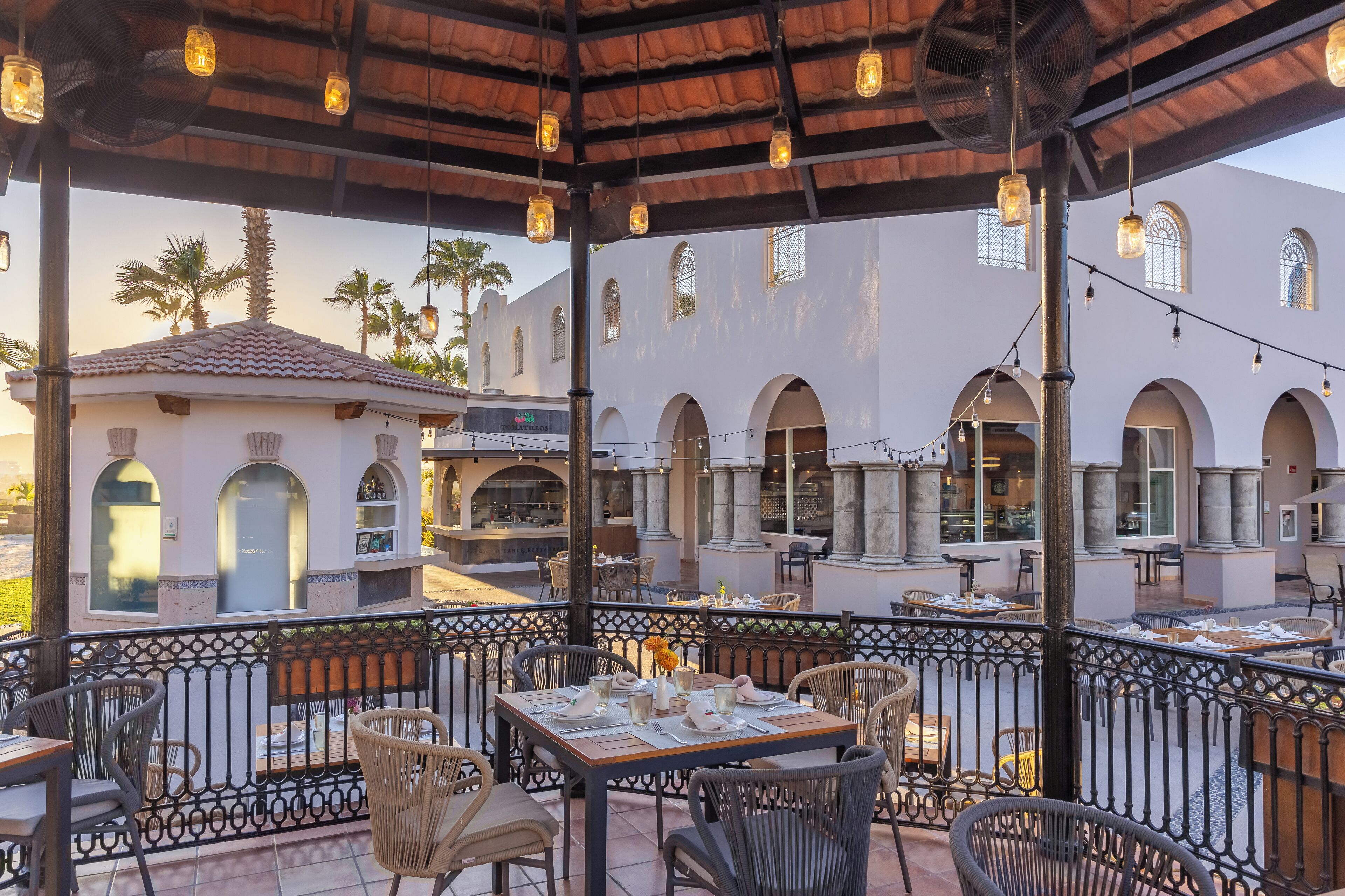 6 restaurants; breakfast, lunch, and dinner served