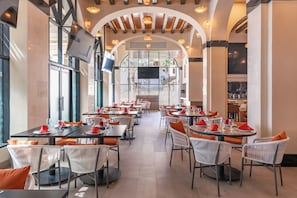 6 restaurants, breakfast, lunch, dinner served; Italian cuisine