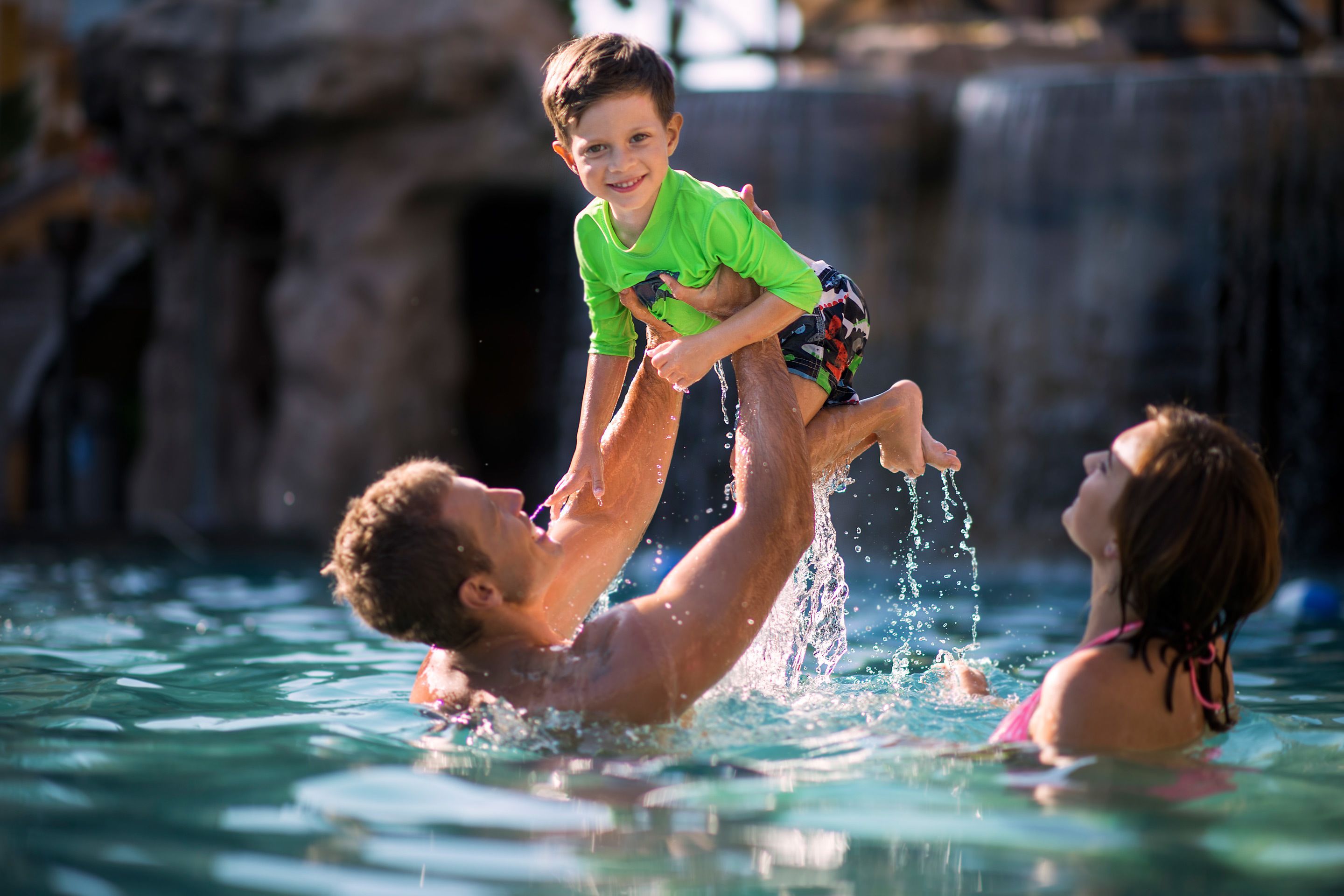 3 açık yüzme havuzu, ücretli havuz kabinleri, havuz şemsiyeleri 