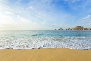 Plage, sable blanc, chaises longues, parasols
