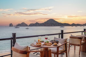 6 restaurants; breakfast, lunch, and dinner served
