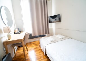 Décor unique, bureau, fer et planche à repasser, accès au Wi-Fi (inclus)