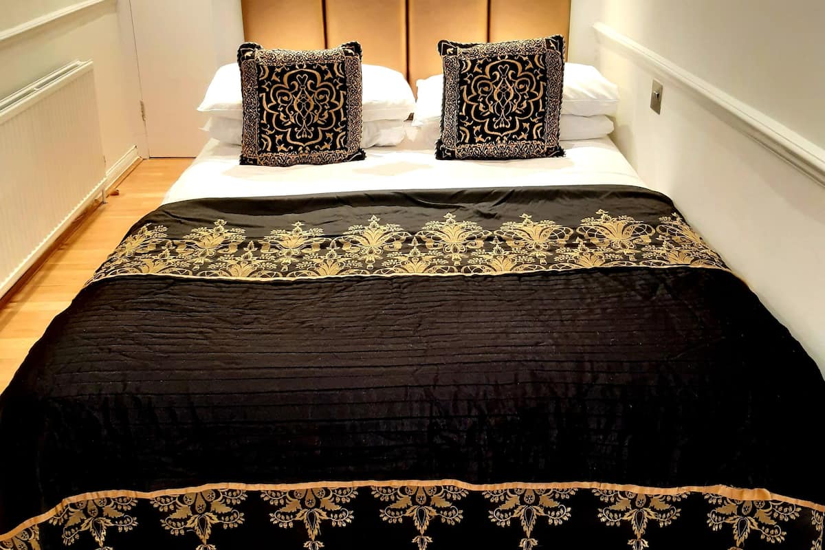 Quarto casal | Individualmente decorados, escrivaninha, ferros/tábuas de passar roupa
