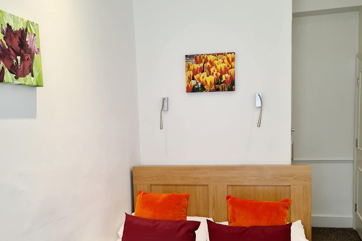 Individualmente decorados, escrivaninha, ferros/tábuas de passar roupa