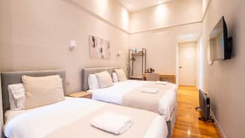 Kamar Triple | Didekorasi berbeda-beda, meja kerja, dan setrika/meja setrika
