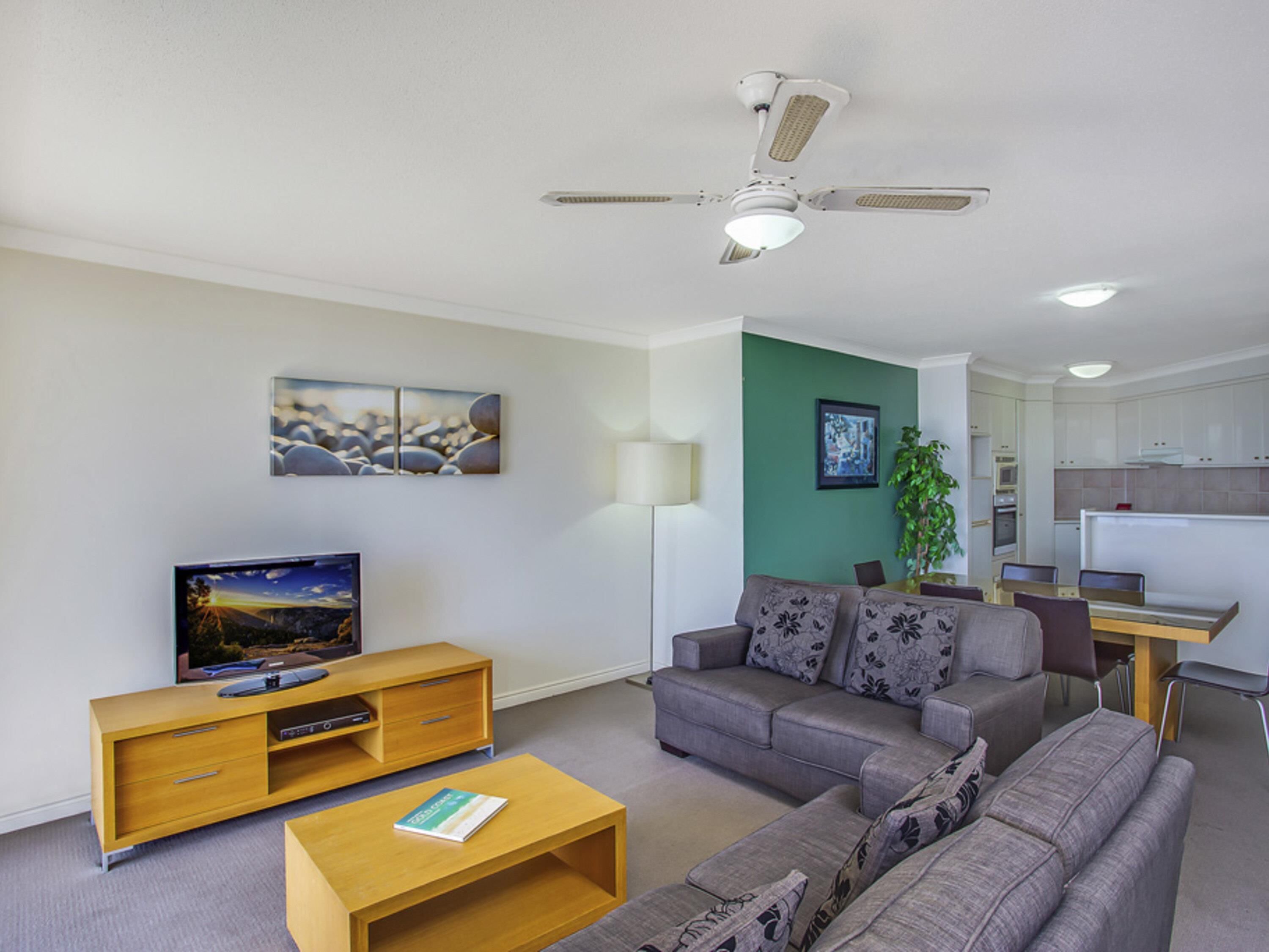 Caja de seguridad en la habitación y tabla de planchar con plancha 