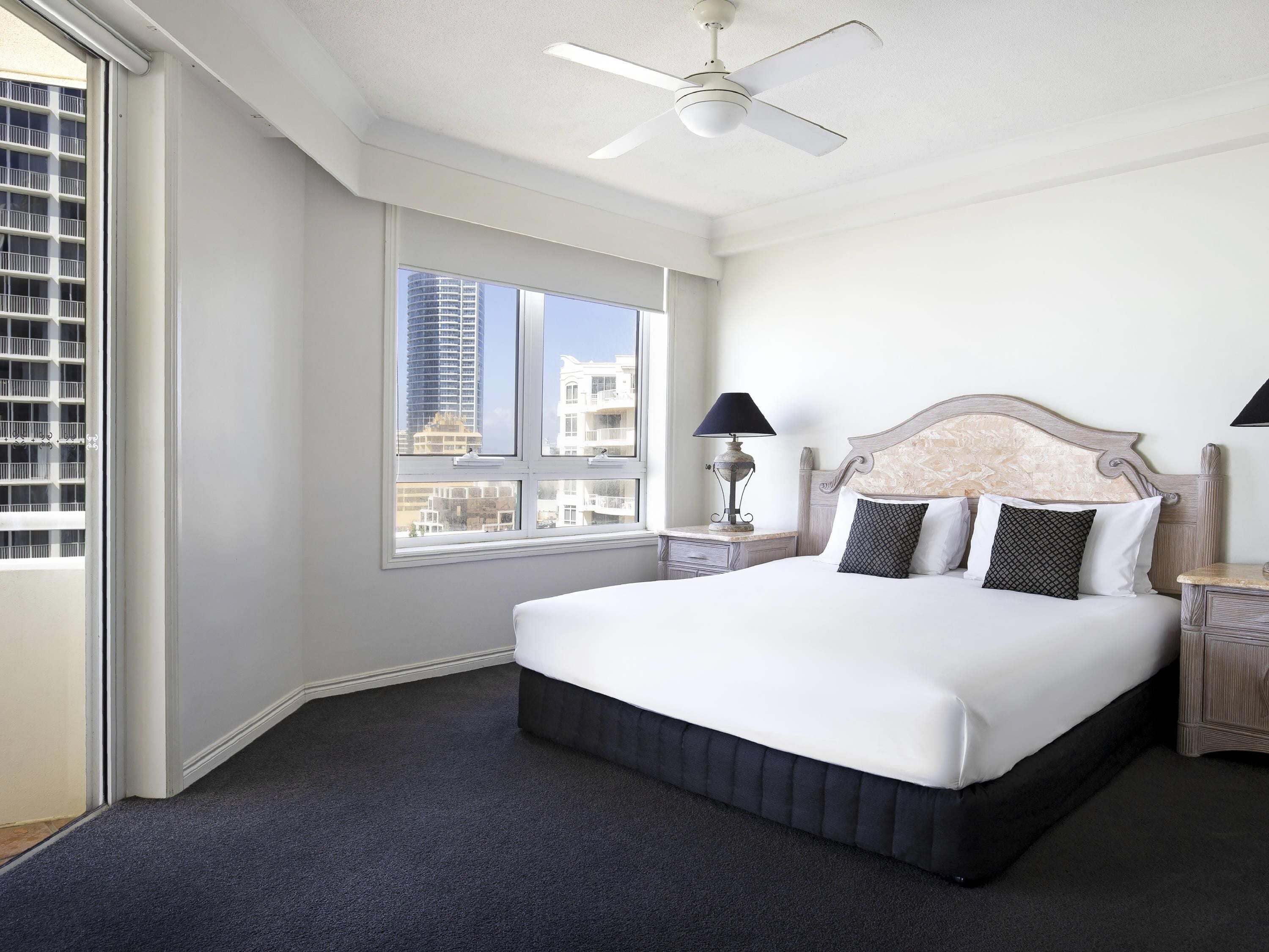 Caja de seguridad en la habitación y tabla de planchar con plancha 