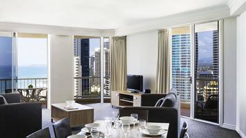 Caja de seguridad en la habitación y tabla de planchar con plancha