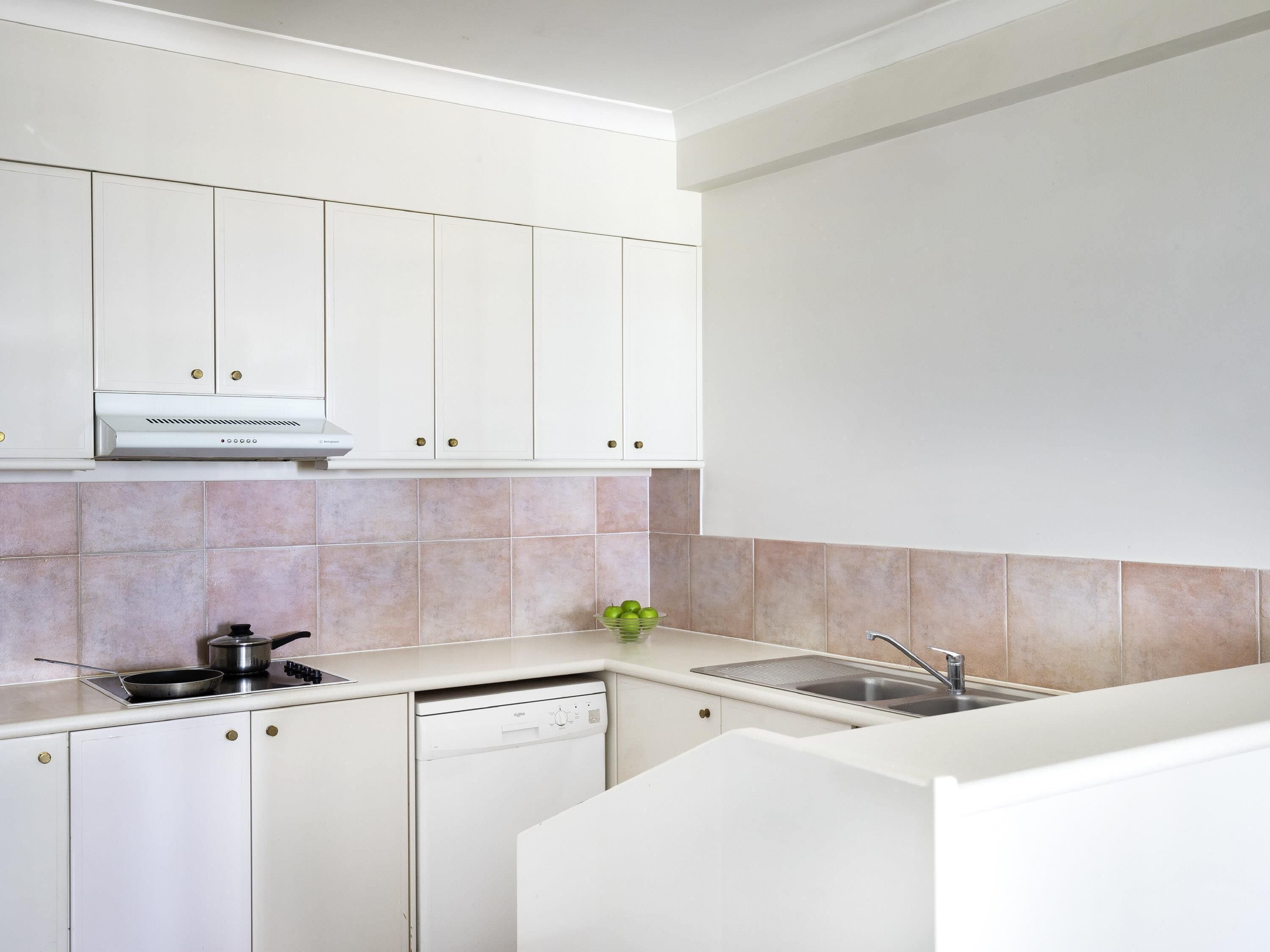 Brankas, setrika/meja setrika, dan tempat tidur bayi (biaya tambahan)