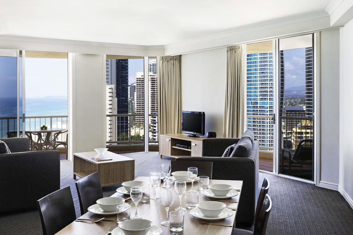 Caja de seguridad en la habitación y tabla de planchar con plancha