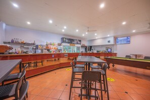 Sarapan dan makan malam dihidangkan 