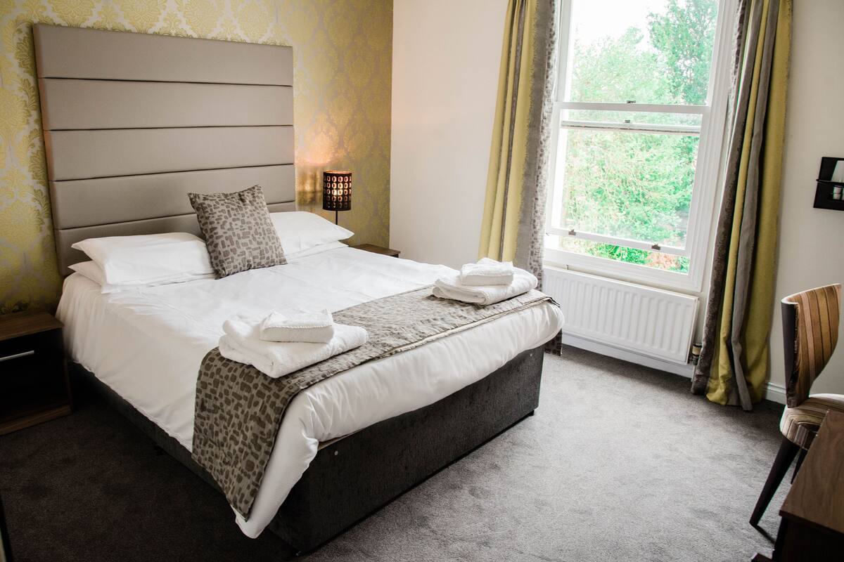 Executive Double Room with 1 Double Bed | Iron/ironing board, WiFi (free), alarm clocks