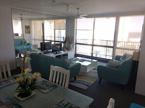 Flat-screen TV, ping pong - Silverton Holiday Apartments (Surfers Paradise)