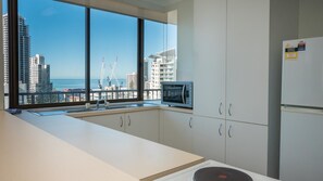 Full-size fridge, microwave, oven, stovetop