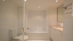 Regadera, amenidades de baño gratuitas, secadora de cabello, toallas 