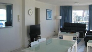 Flat-screen TV - Grosvenor Beachfront Apartments (Surfers Paradise)