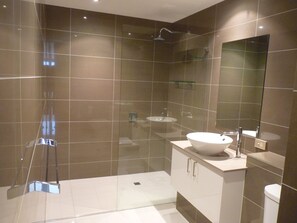 Standard-Apartment, 3 Schlafzimmer | Badezimmer | Haartrockner, Handtücher
