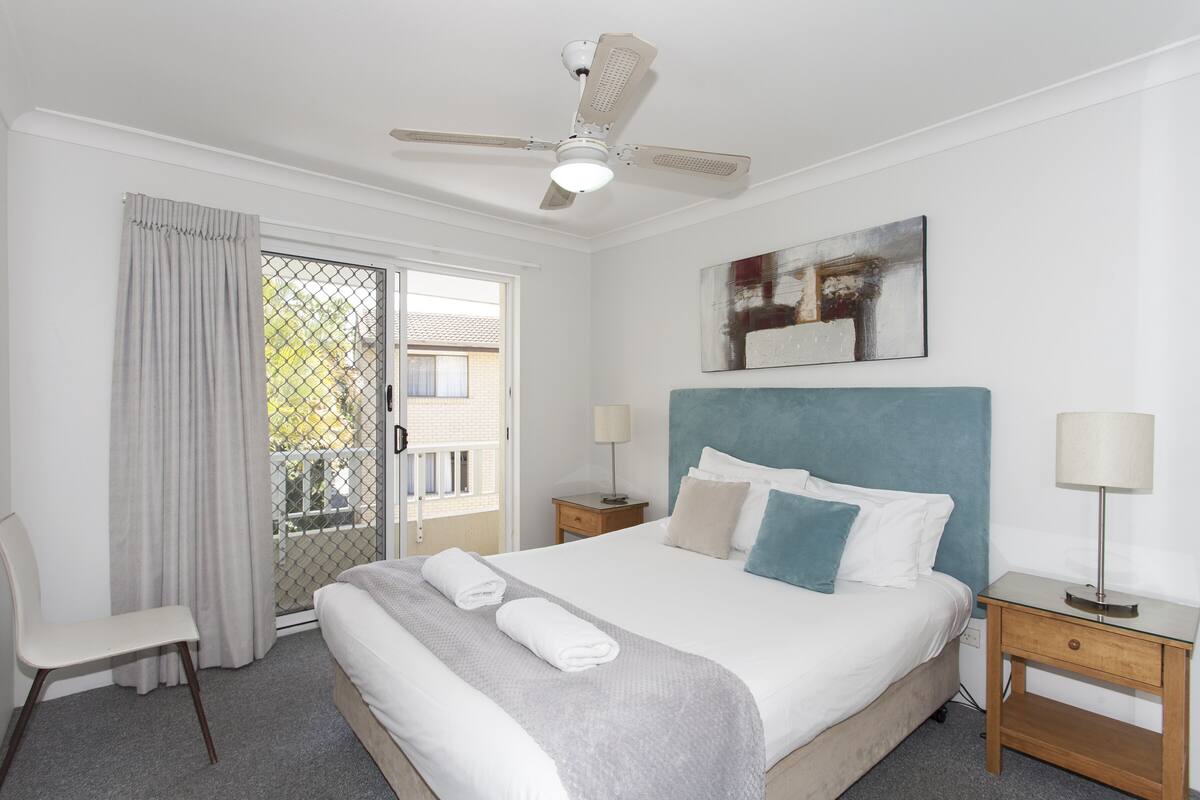 Iron/ironing board, rollaway beds, free WiFi