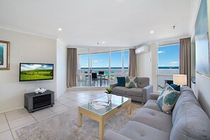 Superior-Apartment, 3 Schlafzimmer | Wohnbereich | Flachbildfernseher, Tischtennisplatte
