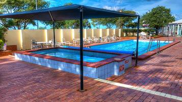 Una piscina al aire libre