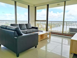 Departamento, 2 habitaciones | Área de sala de estar | Televisión de pantalla plana