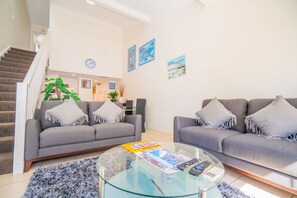 Huoneisto, 2 makuuhuonetta (Townhouse) | Oleskelualue | Taulutelevisio