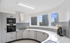 Full-sized fridge, microwave, oven, stovetop