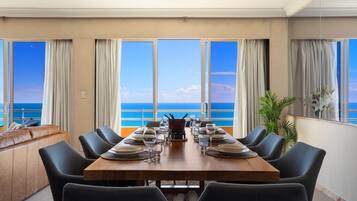 Exclusive Apartment, 3 Bedrooms, Ocean View, Oceanfront | Peralatan tempat tidur premium, tilam berlapik