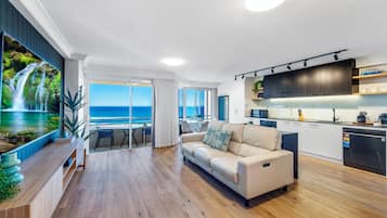 Leilighet – superior | Oppholdsområde | En 50-tommers smart-TV med digitale kanaler samt TV