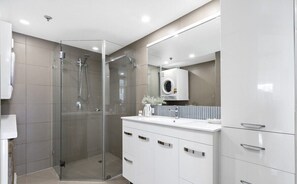 Deluxe Apartment, 3 Bedrooms | Bathroom | Shower, hair dryer, towels - Zenith Ocean Front Apartments (Surfers Paradise)