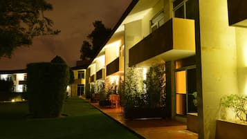 Bagian depan properti - sore/malam