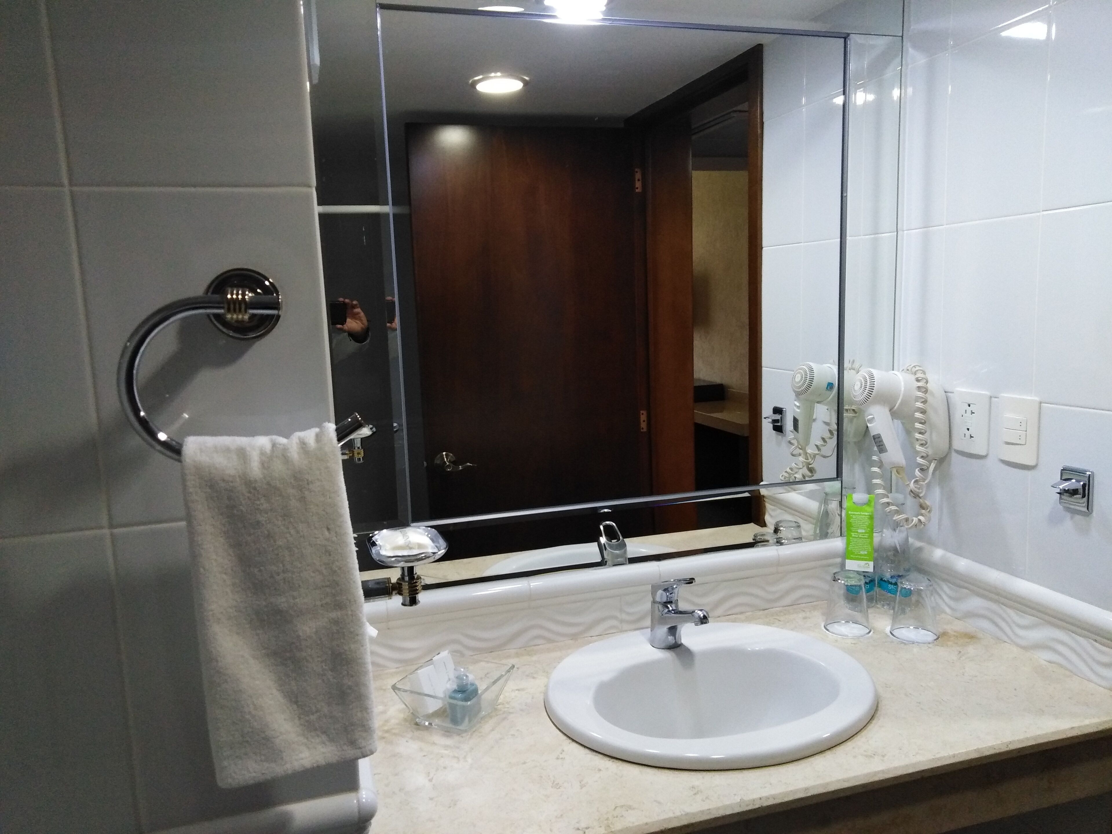 standard single room | bathroom | free toiletries, hair dryer, towels