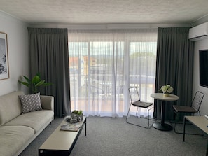 Chambre supérieure double | Décor unique, ameublement unique, bureau