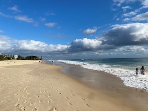 Ubicación cercana a la playa y arena blanca