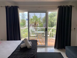 Superior Double Room | Individually decorated, individually furnished, desk, laptop workspace - Outrigger Burleigh (Miami)