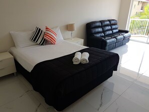 Double Room | Individually decorated, individually furnished, desk, laptop workspace - Outrigger Burleigh (Miami)