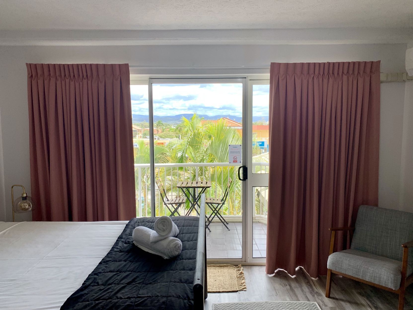 Didekorasi berbeda-beda dan dilengkapi dengan perabotan berbeda-beda