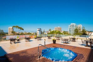 Outdoor dining - Greenmount Beach House (Coolangatta)
