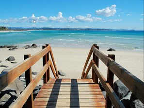Beach nearby, white sand - Greenmount Beach House (Coolangatta)