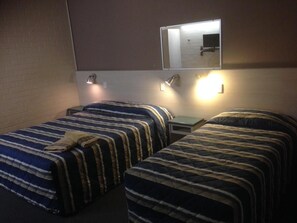 Fer et planche à repasser, draps fournis