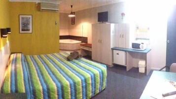 Iron/ironing board, bed sheets