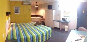 Iron/ironing board, bed sheets - Ipswich City Motel (Ipswich)