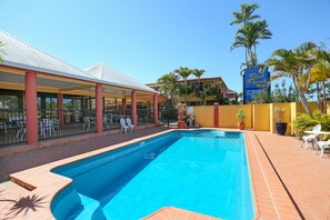 Outdoor pool, sun loungers - Reef Resort Motel (West Mackay)