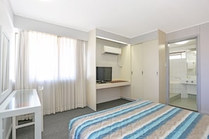 Executive Spa Suite | Individually decorated, individually furnished, laptop workspace