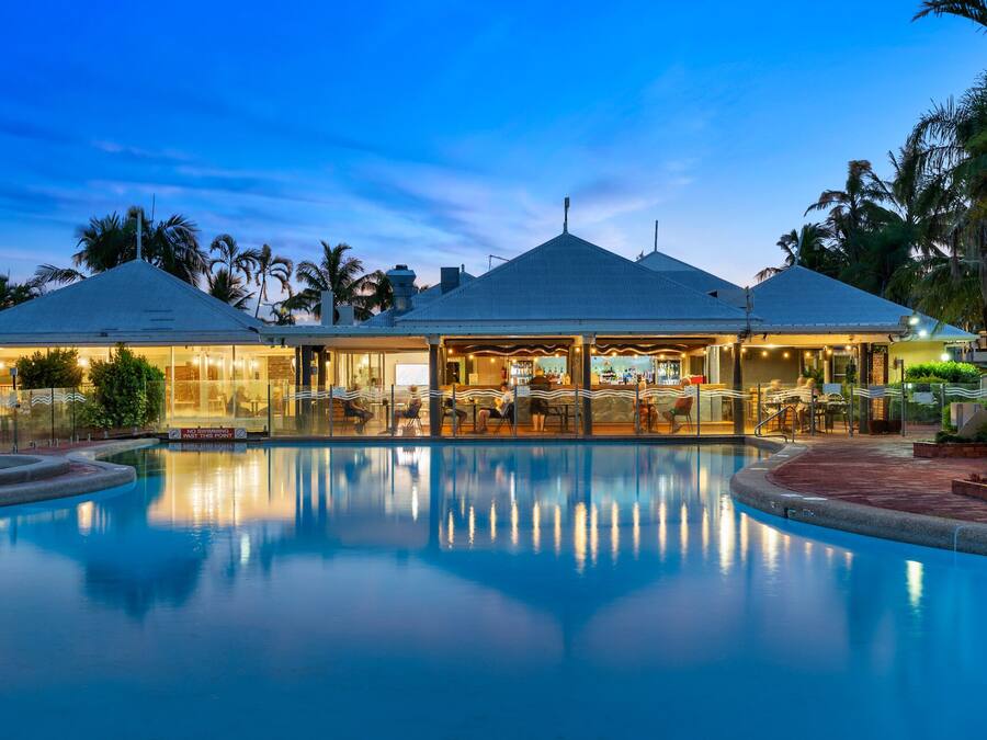 3 Außenpools, geöffnet von 08:00 Uhr bis 21:00 Uhr, Sonnenschirme