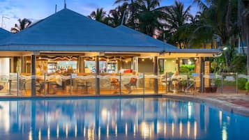 Petit-déjeuner, déjeuner et dîner servis sur place, vue sur la piscine