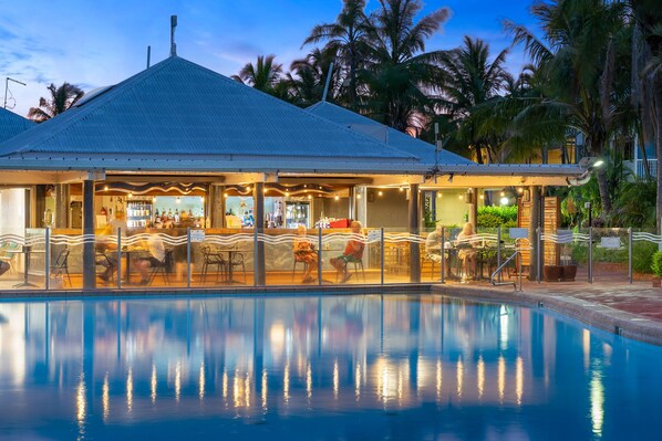 Déjeuner, dîner et souper servis sur place, vue sur la piscine 
