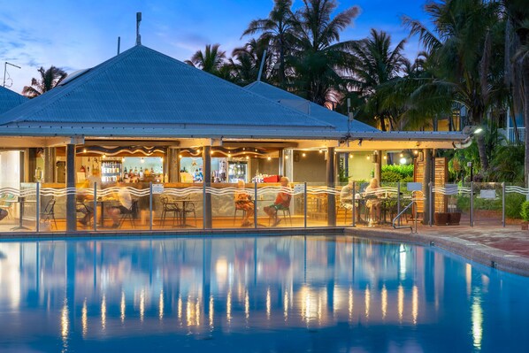 Petit-déjeuner, déjeuner et dîner servis sur place, vue sur la piscine