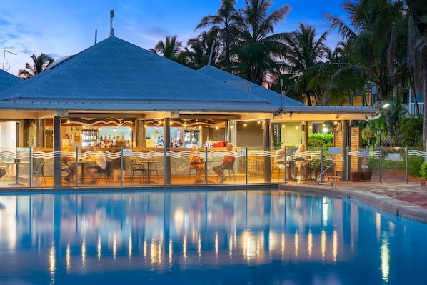 Breakfast, lunch, dinner served; seafood, pool views